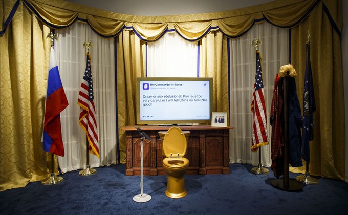 В Нью-Йорке открыли твиттер-библиотеку Трампа: фото