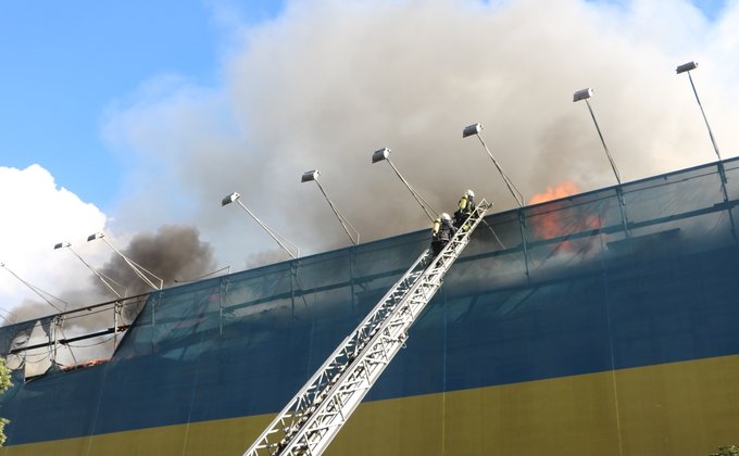 Пожар на Крещатике ликвидирован, но здание может обрушиться: фото