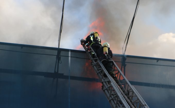 Пожар на Крещатике ликвидирован, но здание может обрушиться: фото