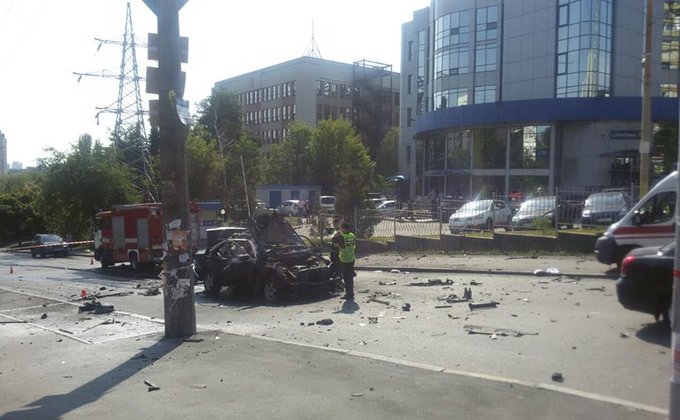Взрыв автомобиля в Киеве: погиб военный, предполагают теракт