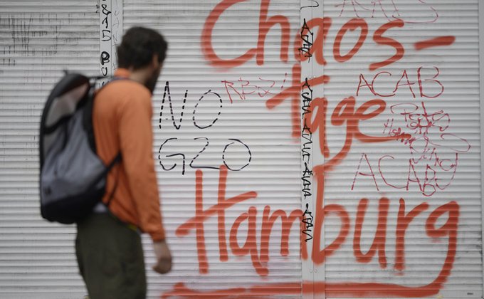 В Гамбурге продолжаются протесты: жгут машины и грабят магазины