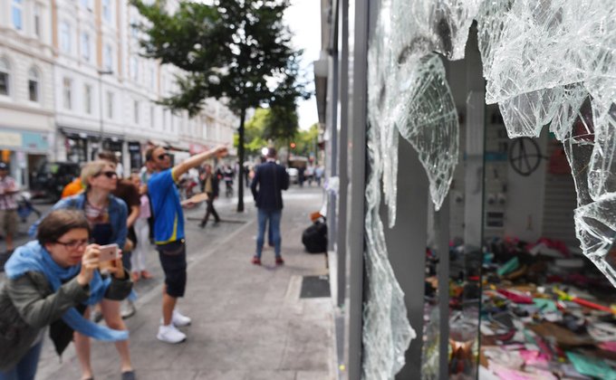 В Гамбурге продолжаются протесты: жгут машины и грабят магазины