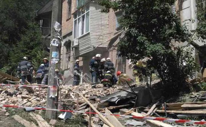 В Киеве из-за взрыва обрушилась часть жилого дома: фото, видео