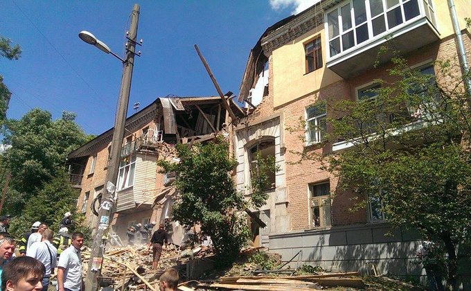 В Киеве из-за взрыва обрушилась часть жилого дома: фото, видео