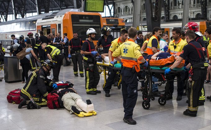 В Барселоне поезд врезался в платформу: полсотни пострадавших