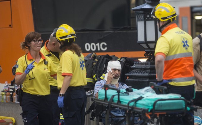В Барселоне поезд врезался в платформу: полсотни пострадавших