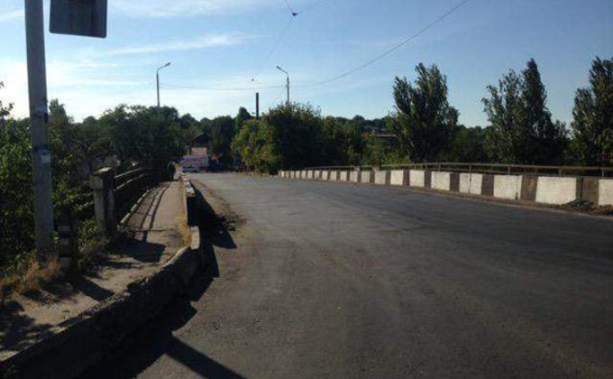 Полиция ищет взрывчатку на мосту в Краматорске: фото