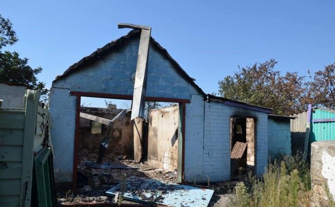 Сгоревшие дома в Зайцево после обстрела боевиками: фоторепортаж