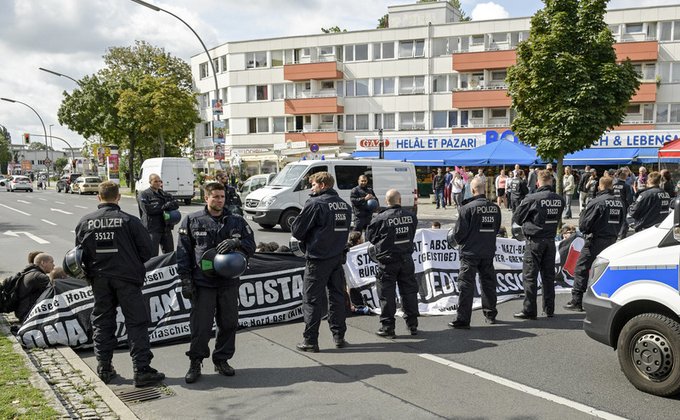 Полтысячи неонацистов в Берлине маршируют в честь Гесса: фото
