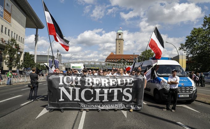Полтысячи неонацистов в Берлине маршируют в честь Гесса: фото