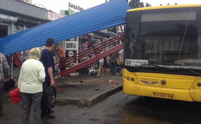 В Киеве автобус въехал в остановку с людьми: фото