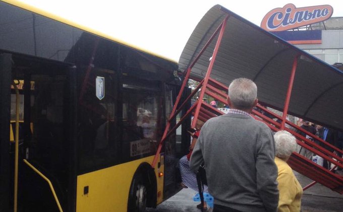 В Киеве автобус въехал в остановку с людьми: фото