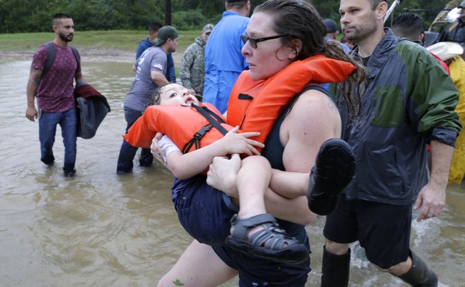 В Техасе наводнение усиливается, шторм добрался до Луизианы: фото