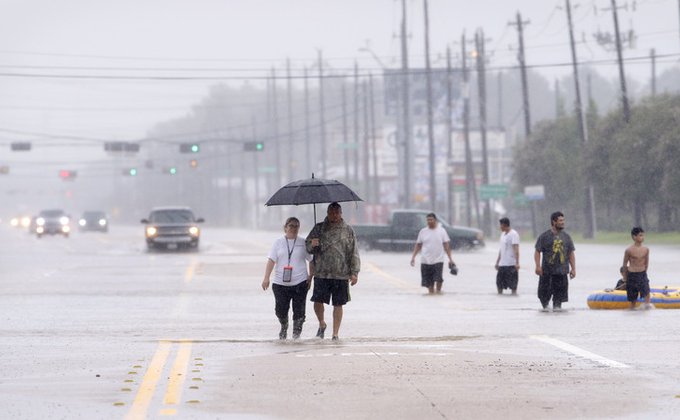В Техасе наводнение усиливается, шторм добрался до Луизианы: фото