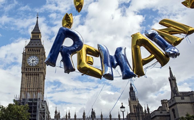 В Лондоне тысячи демонстрантов вышли на марш против Brexit