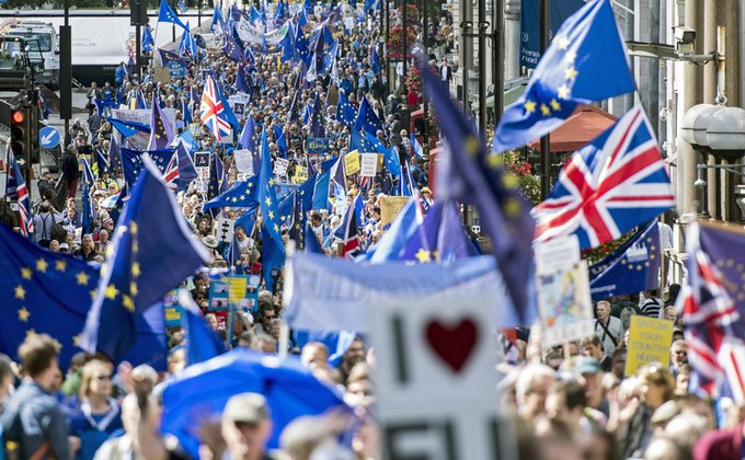В Лондоне тысячи демонстрантов вышли на марш против Brexit