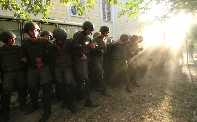 Неизвестные атаковали суд по делу 2 мая в Одессе: фото, видео