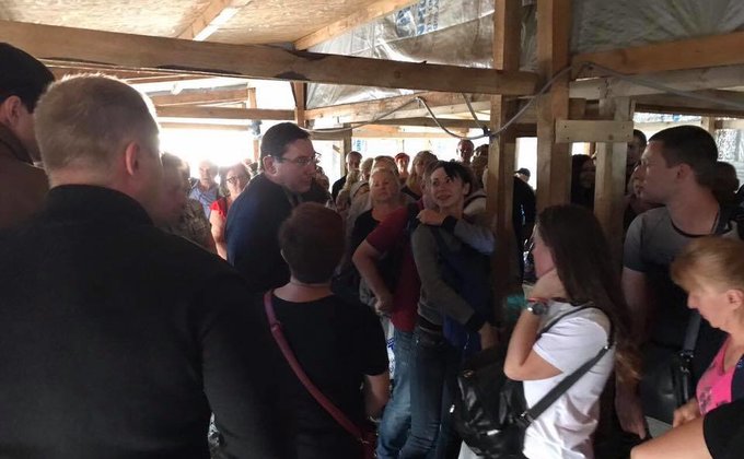 Луценко посетил КПВВ Майорск: Это унижение людей и Украины