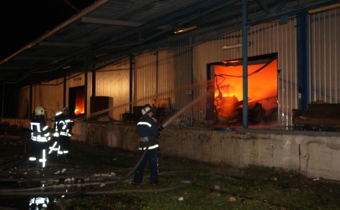 В Киеве горел склад полимерных материалов: фото, видео