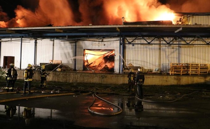 В Киеве горел склад полимерных материалов: фото, видео