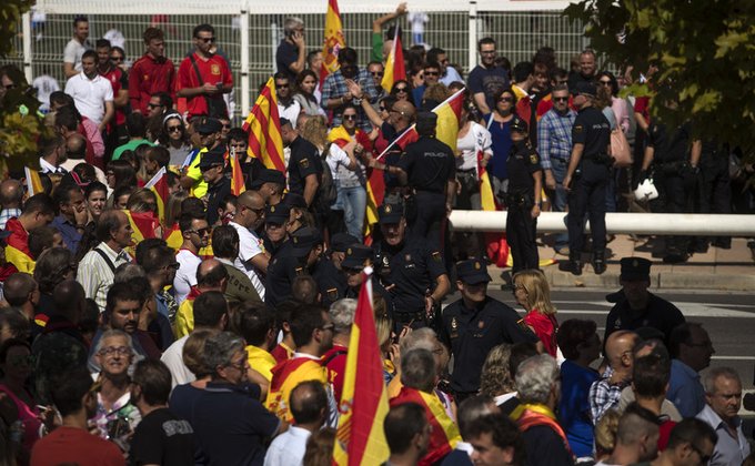 Каталонцы вышли на улицы в поддержку референдума: фото