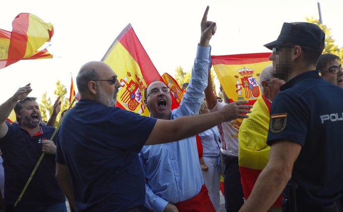Каталонцы вышли на улицы в поддержку референдума: фото