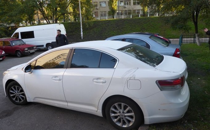 В Киеве облили кислотой 15 автомобилей - фото