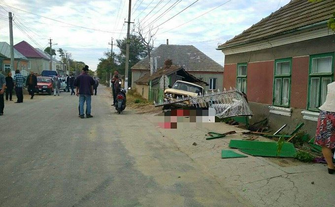 В Одесской области пьяный водитель убил сидящих на лавочке женщин