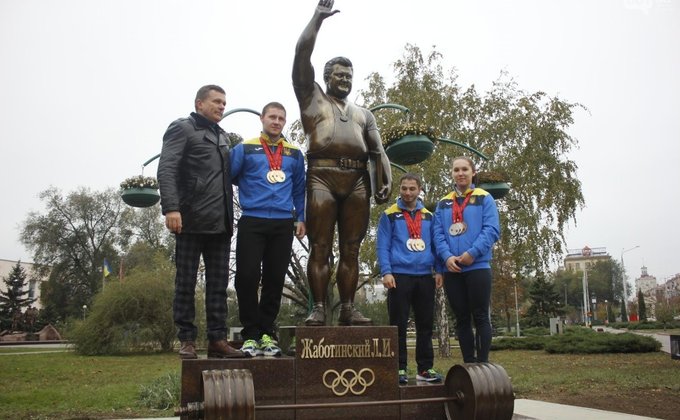 В Запорожье открыли памятник легендарному тяжелоатлету: фото