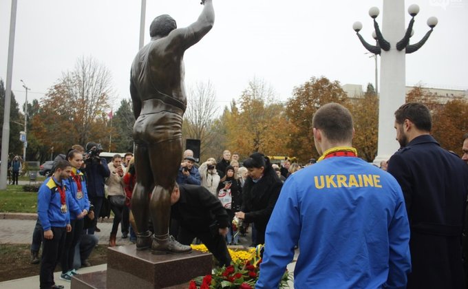 В Запорожье открыли памятник легендарному тяжелоатлету: фото