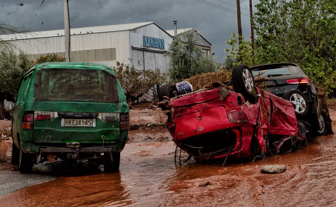Наводнение на окраине Афин унесло жизни 15 человек: фото