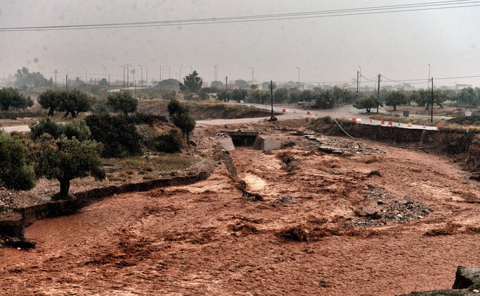 Наводнение на окраине Афин унесло жизни 15 человек: фото