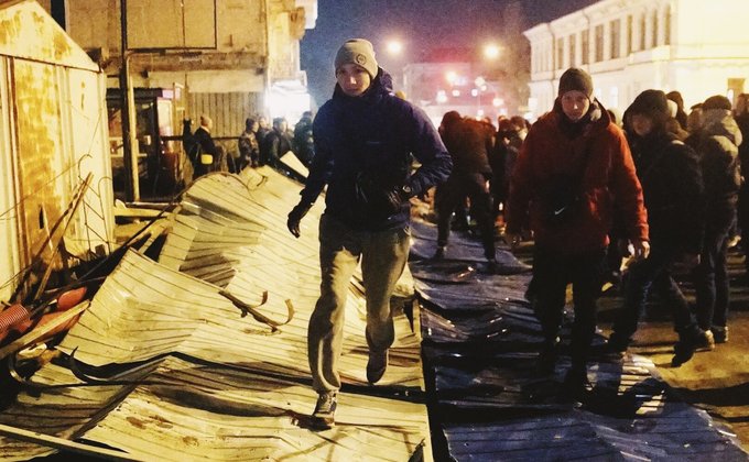 Нацкорпус разгромил застройку на Сенном рынке в Киеве: фото