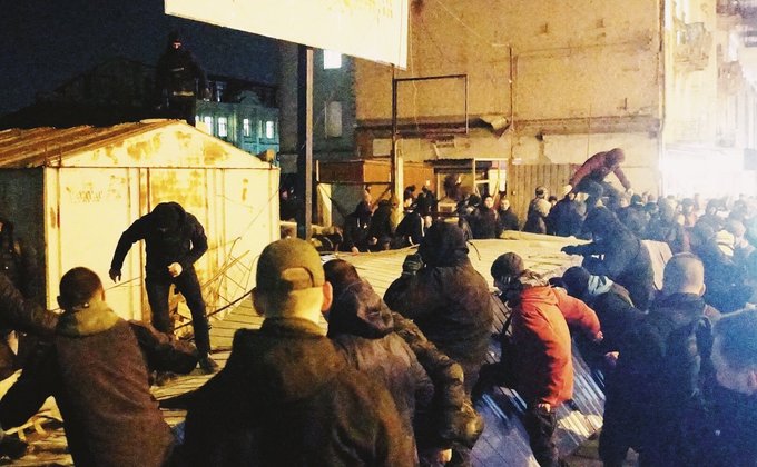 Нацкорпус разгромил застройку на Сенном рынке в Киеве: фото
