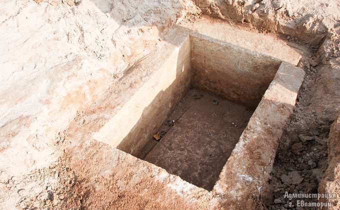 В оккупированной Евпатории на пляже нашли древнюю могилу: фото