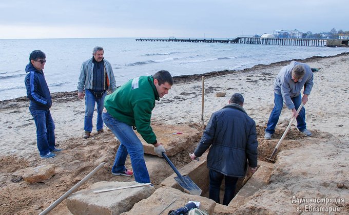 В оккупированной Евпатории на пляже нашли древнюю могилу: фото