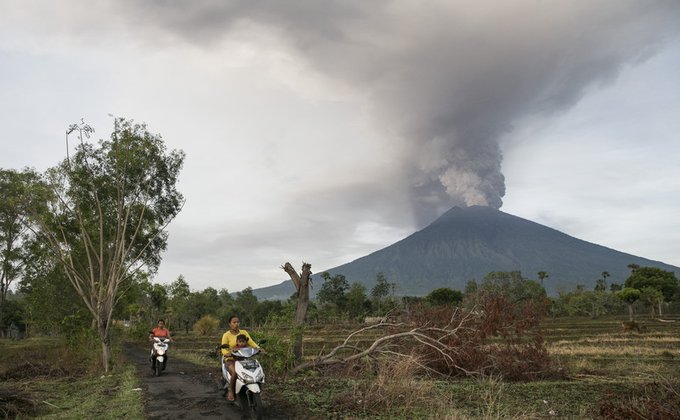 Извержение вулкана на Бали: в аэропорту застряли 60 тыс туристов