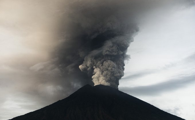 Извержение вулкана на Бали: в аэропорту застряли 60 тыс туристов