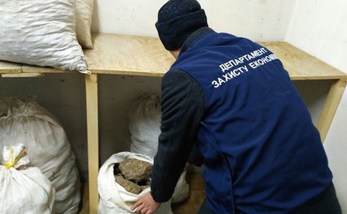 Под Ровно полиция изъяла 1 тонну янтаря на 10 млн грн : фото