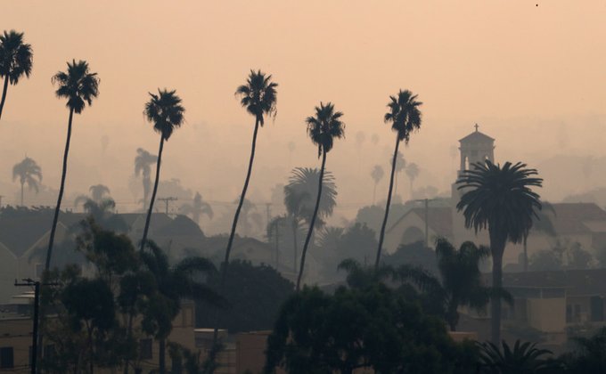 Последствия масштабного лесного пожара в Калифорнии: фоторепортаж