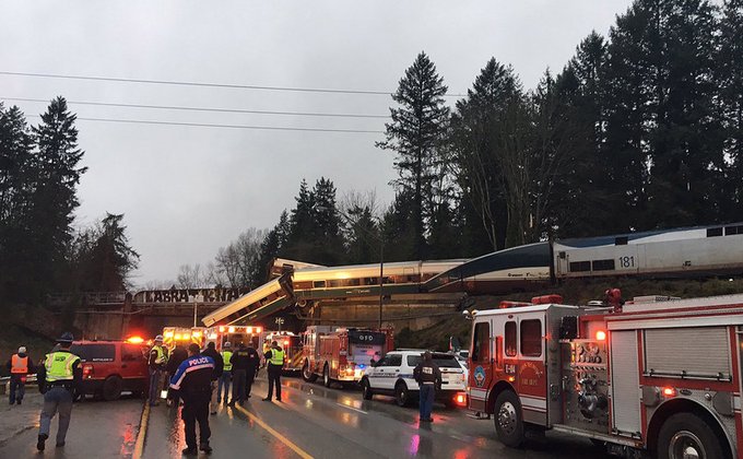 В аварии с поездом в США погибли 6 человек, 77 получили ранения