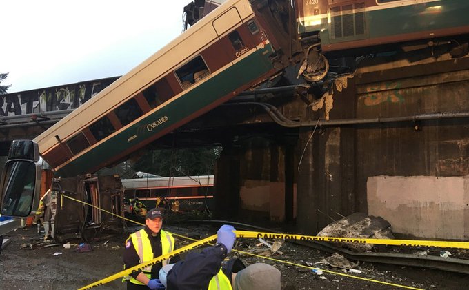 В аварии с поездом в США погибли 6 человек, 77 получили ранения