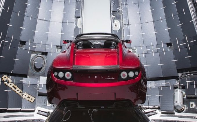 Сверхтяжелая ракета SpaceX забросит в космос спорткар Tesla: фото