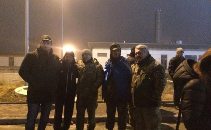 В Борисполе встречают освобожденных заложников: фото
