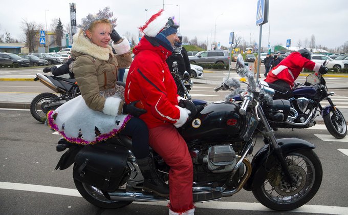 Мото-Санты и Снегурочки: по Киеву колонной проехали байкеры