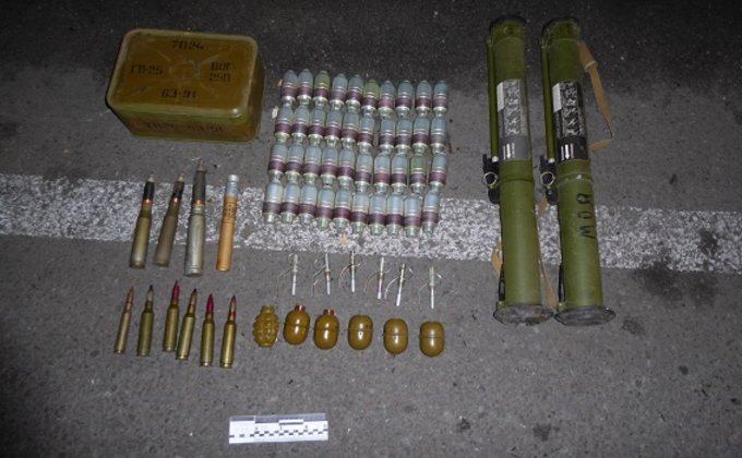 В Киеве у мужчины в квартире нашли арсенал боеприпасов: фото
