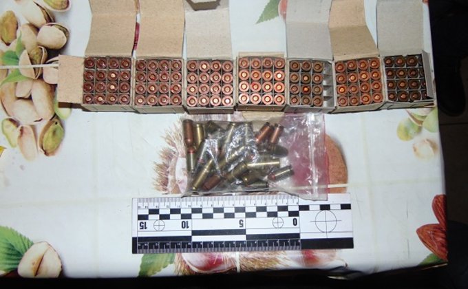 В Киеве у мужчины в квартире нашли арсенал боеприпасов: фото