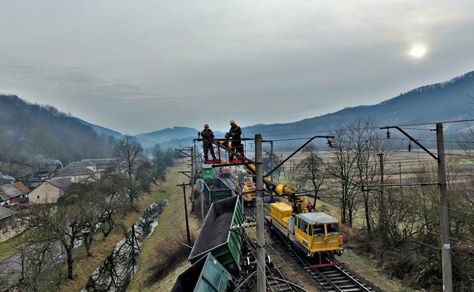 В Закарпатской области поезд сошел с рельс: фото и видео