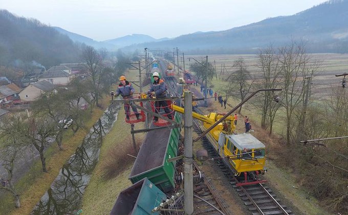 В Закарпатской области поезд сошел с рельс: фото и видео