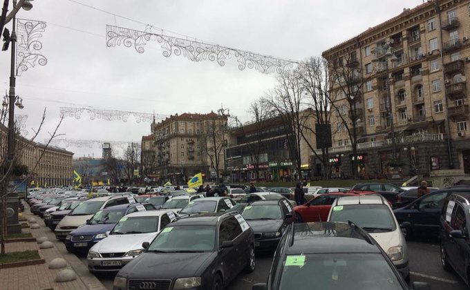 В центре Киева проходит акция владельцев авто на "евробляхах"